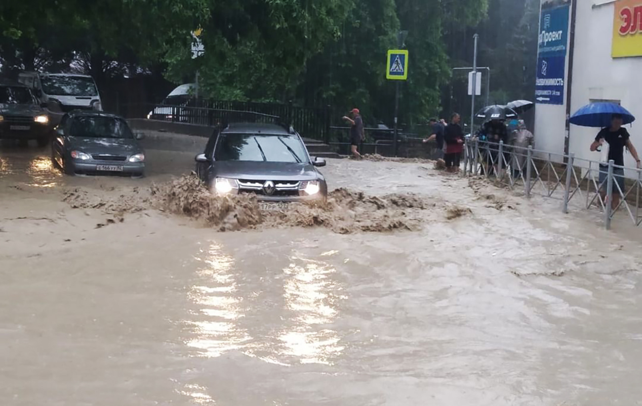 Ялта ушла под воду: в городе настоящая катастрофа (видео)